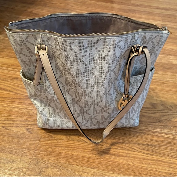 👑 Michael Kors purse white and tan MK logo print - Picture 2 of 6